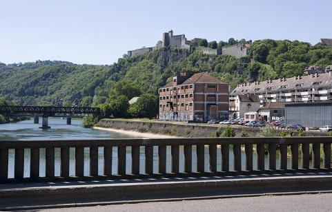 Entrepôt et quai, depuis le pont de Bregille en aval. © Région Bourgogne-Franche-Comté, Inventaire du patrimoine Entrepôt et quai, depuis le pont de Bregille en aval. © Région Bourgogne-Franche-Comté, Inventaire du patrimoine