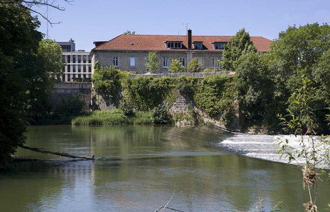 Vue d'ensemble depuis l'extrémité du barrage, rive droite. © Région Bourgogne-Franche-Comté, Inventaire du patrimoine Vue d'ensemble depuis l'extrémité du barrage, rive droite. © Région Bourgogne-Franche-Comté, Inventaire du patrimoine