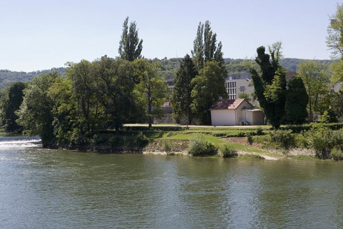 Vue d'ensemble depuis la rive droite du Doubs (façade antérieure). © Région Bourgogne-Franche-Comté, Inventaire du patrimoine