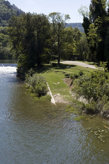 L'île Saint-Pierre et la rampe d'abreuvoir devant la maison d'éclusier. © Région Bourgogne-Franche-Comté, Inventaire du patrimoine