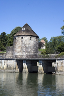 Moulins de la Mouillère (détruits) : débouché du ruisseau dans le Doubs (et tour de la Pelote). © Région Bourgogne-Franche-Comté, Inventaire du patrimoine Moulins de la Mouillère (détruits) : débouché du ruisseau dans le Doubs (et tour de la Pelote). © Région Bourgogne-Franche-Comté, Inventaire du patrimoine