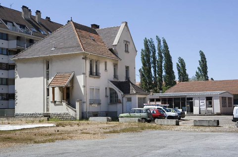 Bureau : façade postérieure de trois quarts gauche. © Région Bourgogne-Franche-Comté, Inventaire du patrimoine Bureau : façade postérieure de trois quarts gauche. © Région Bourgogne-Franche-Comté, Inventaire du patrimoine