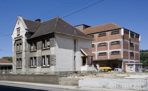 Bureau : façade antérieure de trois quarts droite. © Région Bourgogne-Franche-Comté, Inventaire du patrimoine Bureau : façade antérieure de trois quarts droite. © Région Bourgogne-Franche-Comté, Inventaire du patrimoine