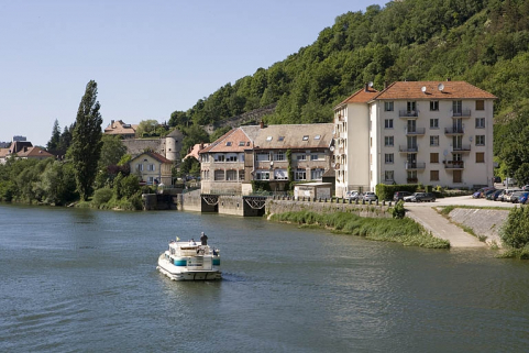 Maison d'éclusier, écluse et usine depuis l'aval. © Région Bourgogne-Franche-Comté, Inventaire du patrimoine Maison d'éclusier, écluse et usine depuis l'aval. © Région Bourgogne-Franche-Comté, Inventaire du patrimoine