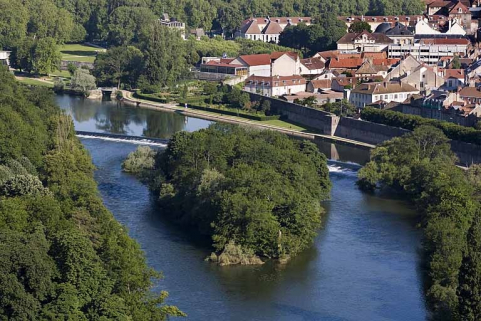 Vue d'ensemble plongeante sur le barrage, depuis l'aval. © Région Bourgogne-Franche-Comté, Inventaire du patrimoine Vue d'ensemble plongeante sur le barrage, depuis l'aval. © Région Bourgogne-Franche-Comté, Inventaire du patrimoine