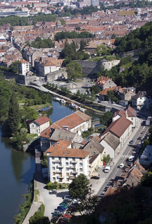 Moulin de Tarragnoz : vue d'ensemble plongeante sur les bâtiments, depuis l'aval. © Région Bourgogne-Franche-Comté, Inventaire du patrimoine Moulin de Tarragnoz : vue d'ensemble plongeante sur les bâtiments, depuis l'aval. © Région Bourgogne-Franche-Comté, Inventaire du patrimoine