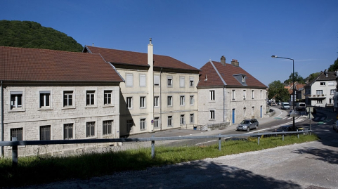 Façade antérieure des bâtiments sur rue, depuis l'est. © Région Bourgogne-Franche-Comté, Inventaire du patrimoine Façade antérieure des bâtiments sur rue, depuis l'est. © Région Bourgogne-Franche-Comté, Inventaire du patrimoine