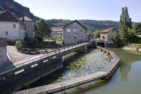 Pont de halage sur le bassin en amont des canaux d'amenée de l'usine, vu depuis la route. © Région Bourgogne-Franche-Comté, Inventaire du patrimoine Pont de halage sur le bassin en amont des canaux d'amenée de l'usine, vu depuis la route. © Région Bourgogne-Franche-Comté, Inventaire du patrimoine