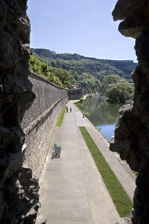Chemin de halage vu vers l'aval, depuis la guérite double de Chamars. © Région Bourgogne-Franche-Comté, Inventaire du patrimoine Chemin de halage vu vers l'aval, depuis la guérite double de Chamars. © Région Bourgogne-Franche-Comté, Inventaire du patrimoine