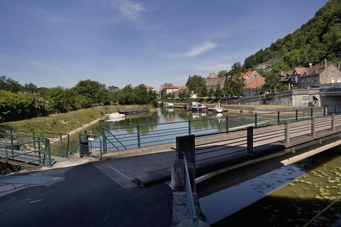 Vue d'ensemble depuis l'écluse n° 51. © Région Bourgogne-Franche-Comté, Inventaire du patrimoine Vue d'ensemble depuis l'écluse n° 51. © Région Bourgogne-Franche-Comté, Inventaire du patrimoine