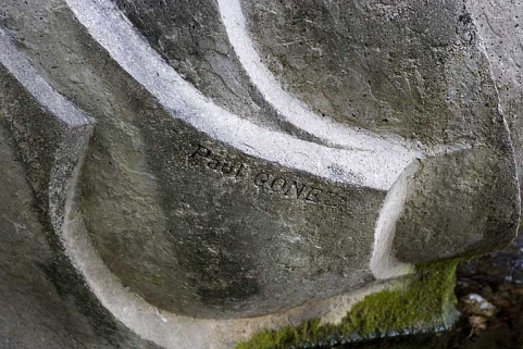 Signature, sur le côté gauche de la fontaine. © Région Bourgogne-Franche-Comté, Inventaire du patrimoine Signature, sur le côté gauche de la fontaine. © Région Bourgogne-Franche-Comté, Inventaire du patrimoine