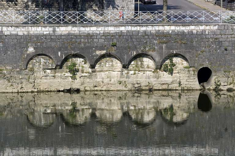 Arches dans le quai bordant le Doubs rive droite, en aval du pont Canot. © Région Bourgogne-Franche-Comté, Inventaire du patrimoine Arches dans le quai bordant le Doubs rive droite, en aval du pont Canot. © Région Bourgogne-Franche-Comté, Inventaire du patrimoine
