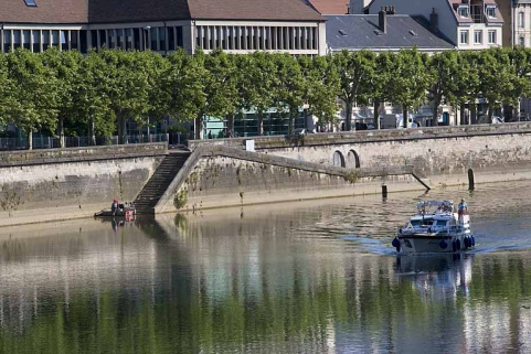 Port Déprez (disparu) : escalier et rampe d'accès à la rivière à son emplacement, depuis l'aval. © Région Bourgogne-Franche-Comté, Inventaire du patrimoine Port Déprez (disparu) : escalier et rampe d'accès à la rivière à son emplacement, depuis l'aval. © Région Bourgogne-Franche-Comté, Inventaire du patrimoine