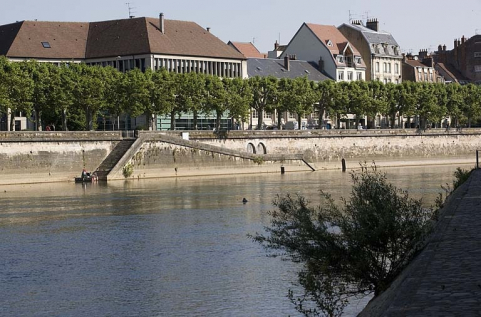 Escalier et rampe d'accès à la rivière, quai Veil-Picard (rive droite). © Région Bourgogne-Franche-Comté, Inventaire du patrimoine Escalier et rampe d'accès à la rivière, quai Veil-Picard (rive droite). © Région Bourgogne-Franche-Comté, Inventaire du patrimoine