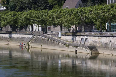 Port Déprez (disparu) : escalier et rampe d'accès à la rivière à son emplacement, depuis l'amont. Les deux baies en arc plein cintre donnaient un accès direct à la rivière en passant sous le quai Veil-Picard. © Région Bourgogne-Franche-Comté, Inventaire du patrimoine Port Déprez (disparu) : escalier et rampe d'accès à la rivière à son emplacement, depuis l'amont. Les deux baies en arc plein cintre donnaient un accès direct à la rivière en passant sous le quai Veil-Picard. © Région Bourgogne-Franche-Comté, Inventaire du patrimoine
