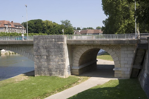 Arche permettant le passage du chemin de halage sous le pont Canot. © Région Bourgogne-Franche-Comté, Inventaire du patrimoine Arche permettant le passage du chemin de halage sous le pont Canot. © Région Bourgogne-Franche-Comté, Inventaire du patrimoine