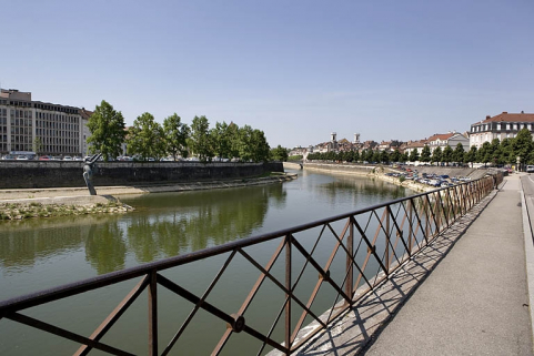 Vue d'ensemble du Doubs vers l'aval, depuis le pont Denfert-Rochereau rive droite. © Région Bourgogne-Franche-Comté, Inventaire du patrimoine Vue d'ensemble du Doubs vers l'aval, depuis le pont Denfert-Rochereau rive droite. © Région Bourgogne-Franche-Comté, Inventaire du patrimoine