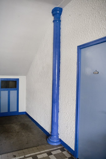 Intérieur de l'entrée : poteau en fonte. © Région Bourgogne-Franche-Comté, Inventaire du patrimoine Intérieur de l'entrée : poteau en fonte. © Région Bourgogne-Franche-Comté, Inventaire du patrimoine