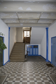Intérieur de l'entrée : escalier, poteaux en fonte et voûtains. © Région Bourgogne-Franche-Comté, Inventaire du patrimoine Intérieur de l'entrée : escalier, poteaux en fonte et voûtains. © Région Bourgogne-Franche-Comté, Inventaire du patrimoine