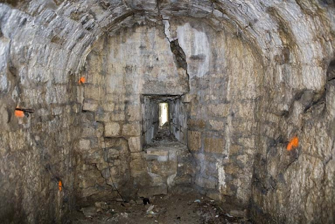 Galerie voûtée et embrasure à la pointe du bastion. © Région Bourgogne-Franche-Comté, Inventaire du patrimoine Galerie voûtée et embrasure à la pointe du bastion. © Région Bourgogne-Franche-Comté, Inventaire du patrimoine