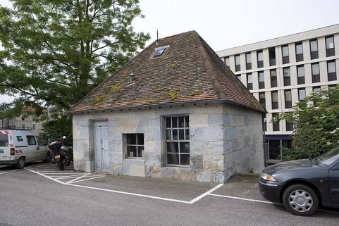 Corps de garde, de trois quarts droite. © Région Bourgogne-Franche-Comté, Inventaire du patrimoine Corps de garde, de trois quarts droite. © Région Bourgogne-Franche-Comté, Inventaire du patrimoine