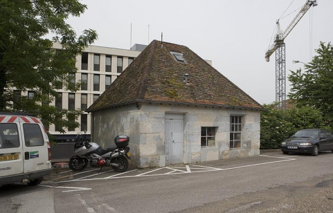 Corps de garde, de trois quarts gauche. © Région Bourgogne-Franche-Comté, Inventaire du patrimoine Corps de garde, de trois quarts gauche. © Région Bourgogne-Franche-Comté, Inventaire du patrimoine