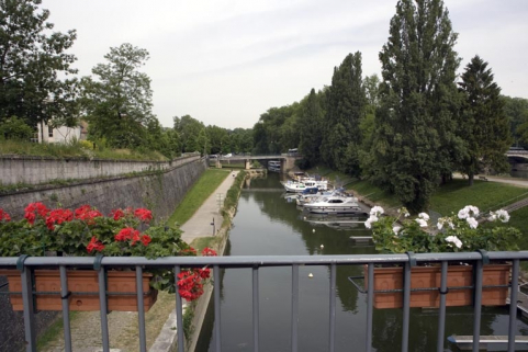 Port (halte nautique) de Saint-Paul : vue d'ensemble depuis l'amont. © Région Bourgogne-Franche-Comté, Inventaire du patrimoine Port (halte nautique) de Saint-Paul : vue d'ensemble depuis l'amont. © Région Bourgogne-Franche-Comté, Inventaire du patrimoine