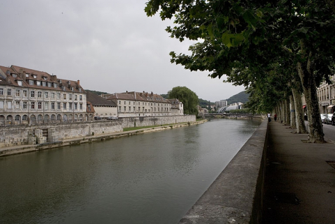 Le Doubs et le chemin de halage en aval du pont Battant, depuis la rive droite. © Région Bourgogne-Franche-Comté, Inventaire du patrimoine Le Doubs et le chemin de halage en aval du pont Battant, depuis la rive droite. © Région Bourgogne-Franche-Comté, Inventaire du patrimoine