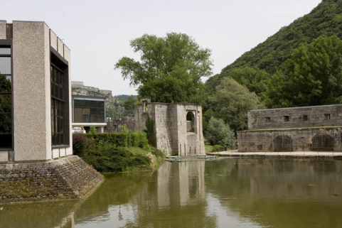 Bassin et chenal, interrompant la courtine. © Région Bourgogne-Franche-Comté, Inventaire du patrimoine