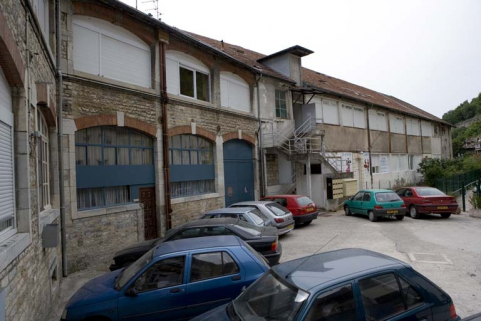 Façade antérieure des ateliers de fabrication, de trois quarts gauche. © Région Bourgogne-Franche-Comté, Inventaire du patrimoine Façade antérieure des ateliers de fabrication, de trois quarts gauche. © Région Bourgogne-Franche-Comté, Inventaire du patrimoine