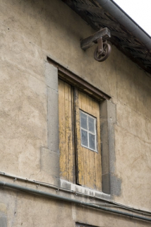 Fenêtre haute de la remise (côté cour), surmontée d'une poulie. © Région Bourgogne-Franche-Comté, Inventaire du patrimoine Fenêtre haute de la remise (côté cour), surmontée d'une poulie. © Région Bourgogne-Franche-Comté, Inventaire du patrimoine