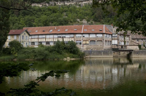 Vue d'ensemble de la façade sur rivière (postérieure) des ateliers de fabrication. © Région Bourgogne-Franche-Comté, Inventaire du patrimoine Vue d'ensemble de la façade sur rivière (postérieure) des ateliers de fabrication. © Région Bourgogne-Franche-Comté, Inventaire du patrimoine