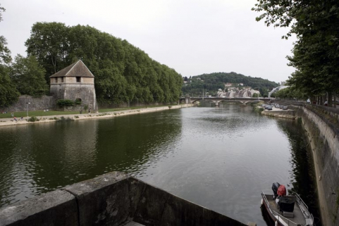 Le Doubs en amont du pont Canot, depuis la rampe d'accès à la rivière du quai Veil-Picard (rive droite). © Région Bourgogne-Franche-Comté, Inventaire du patrimoine Le Doubs en amont du pont Canot, depuis la rampe d'accès à la rivière du quai Veil-Picard (rive droite). © Région Bourgogne-Franche-Comté, Inventaire du patrimoine