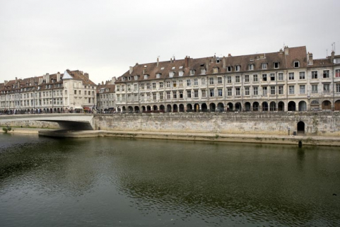 Pont Battant, quai Vauban et chemin de halage, depuis la rive droite en aval. © Région Bourgogne-Franche-Comté, Inventaire du patrimoine Pont Battant, quai Vauban et chemin de halage, depuis la rive droite en aval. © Région Bourgogne-Franche-Comté, Inventaire du patrimoine