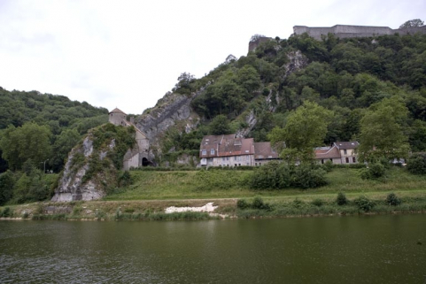 Quai au niveau de la Porte Taillée et partie sud du port de Rivotte, depuis la rive droite. © Région Bourgogne-Franche-Comté, Inventaire du patrimoine Quai au niveau de la Porte Taillée et partie sud du port de Rivotte, depuis la rive droite. © Région Bourgogne-Franche-Comté, Inventaire du patrimoine