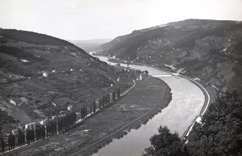 [Vue d'ensemble plongeante sur la vallée du Doubs et le site d'écluse de la Malate, depuis l'aval], 1ère moitié 20e siècle. © Région Bourgogne-Franche-Comté, Inventaire du patrimoine