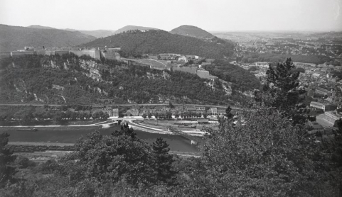 [Vue d'ensemble de la citadelle depuis Bregille, avec le port de Rivotte et l'extrémité amont du tunnel], 1ère moitié 20e siècle. © Région Bourgogne-Franche-Comté, Inventaire du patrimoine