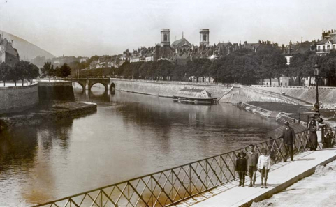 [Vue d'ensemble du Doubs vers l'aval et du port de Strasbourg, depuis la tour de la Pelote rive droite], 1ère moitié 20e siècle. © Région Bourgogne-Franche-Comté, Inventaire du patrimoine