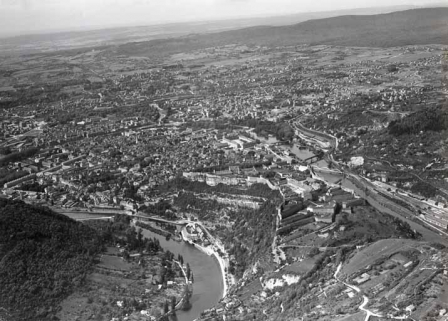 [Vue aérienne de Besançon, depuis le sud], milieu 20e siècle. © Région Bourgogne-Franche-Comté, Inventaire du patrimoine