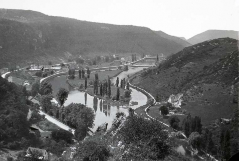 [Vue d'ensemble plongeante sur la vallée du Doubs à Casamène], 1ère moitié 20e siècle. © Région Bourgogne-Franche-Comté, Inventaire du patrimoine