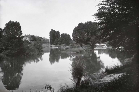 [Vue d'ensemble du moulin Saint-Paul et de son barrage, depuis la rive droite en amont], 1ère moitié 20e siècle. © Région Bourgogne-Franche-Comté, Inventaire du patrimoine