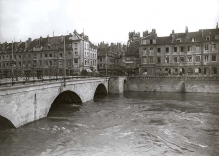 [Le chemin de halage au pied du quai Vauban et le pont Battant, par temps de crue], 1ère moitié 20e siècle. © Région Bourgogne-Franche-Comté, Inventaire du patrimoine