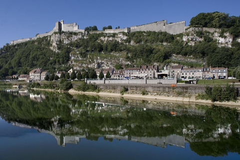 Port de Rivotte : vue d'ensemble de la partie nord, depuis la rive droite. © Région Bourgogne-Franche-Comté, Inventaire du patrimoine Port de Rivotte : vue d'ensemble de la partie nord, depuis la rive droite. © Région Bourgogne-Franche-Comté, Inventaire du patrimoine
