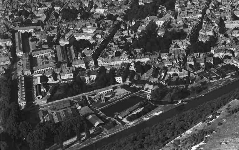 [Vue aérienne de la ville, montrant aussi le port : détail du port], 1956. © Région Bourgogne-Franche-Comté, Inventaire du patrimoine