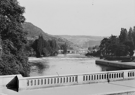 [Vue d'ensemble du barrage de Saint-Paul et du Doubs vers l'amont, depuis le pont de la République], 1ère moitié 20e siècle. © Région Bourgogne-Franche-Comté, Inventaire du patrimoine