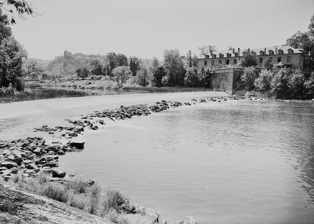 [Le moulin Saint-Paul et son barrage, depuis la rive droite en aval], 1ère moitié 20e siècle. © Région Bourgogne-Franche-Comté, Inventaire du patrimoine