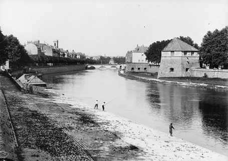 [Vue d'ensemble du port de Canot et du Doubs vers l'amont], 1ère moitié 20e siècle. © Région Bourgogne-Franche-Comté, Inventaire du patrimoine