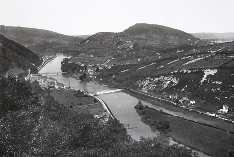 [Vue d'ensemble plongeante sur la vallée du Doubs et l'écluse de Velotte, depuis la rive gauche en amont], 1ère moitié 20e siècle. © Région Bourgogne-Franche-Comté, Inventaire du patrimoine