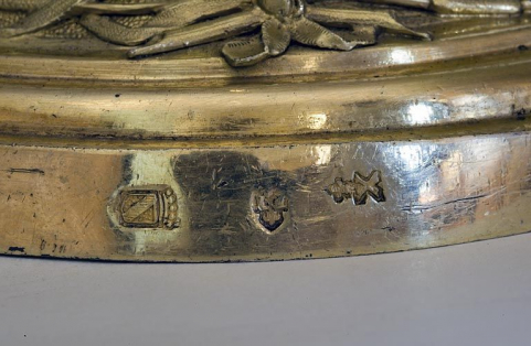 Détail, les poinçons sur le pied. © Région Bourgogne-Franche-Comté, Inventaire du patrimoine