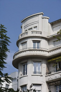 Détail de l'avant corps arrondi : partie supérieure, de trois quarts droit. © Région Bourgogne-Franche-Comté, Inventaire du patrimoine